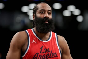 哈登连续二十场比赛得分超过挺进下一轮，巴塞罗那挑战极限！(哈登最新比赛得分)九游体育